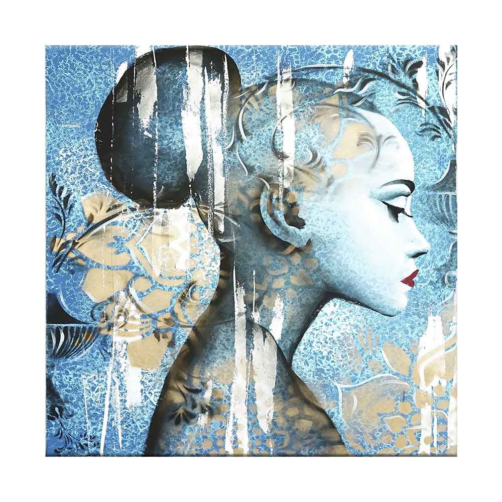 Quadro su tela con figura femminile blu di profilo destro, motivi floreali beige e texture a contrasto su sfondo blu.