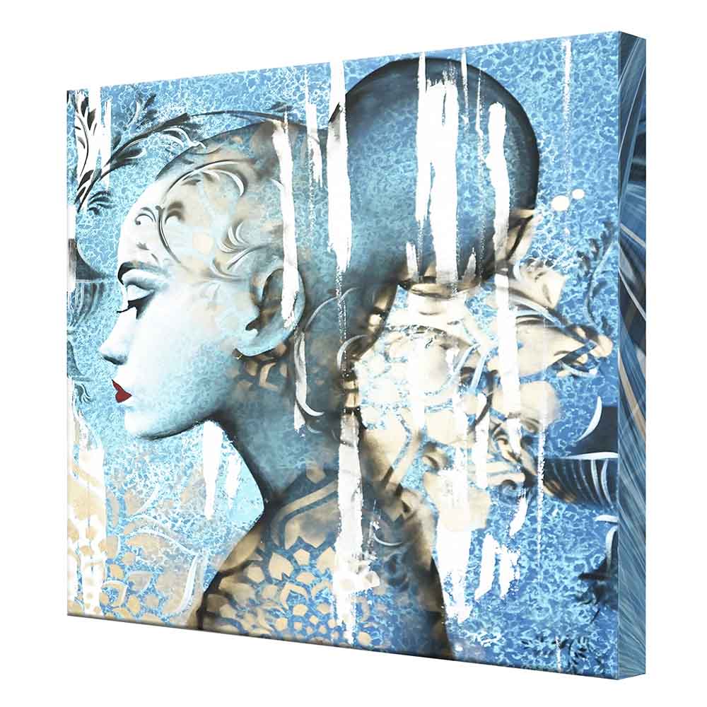 Quadro in tela visto di lato con figura femminile blu, dettagli dorati e fondo decorato azzurro con motivi floreali.