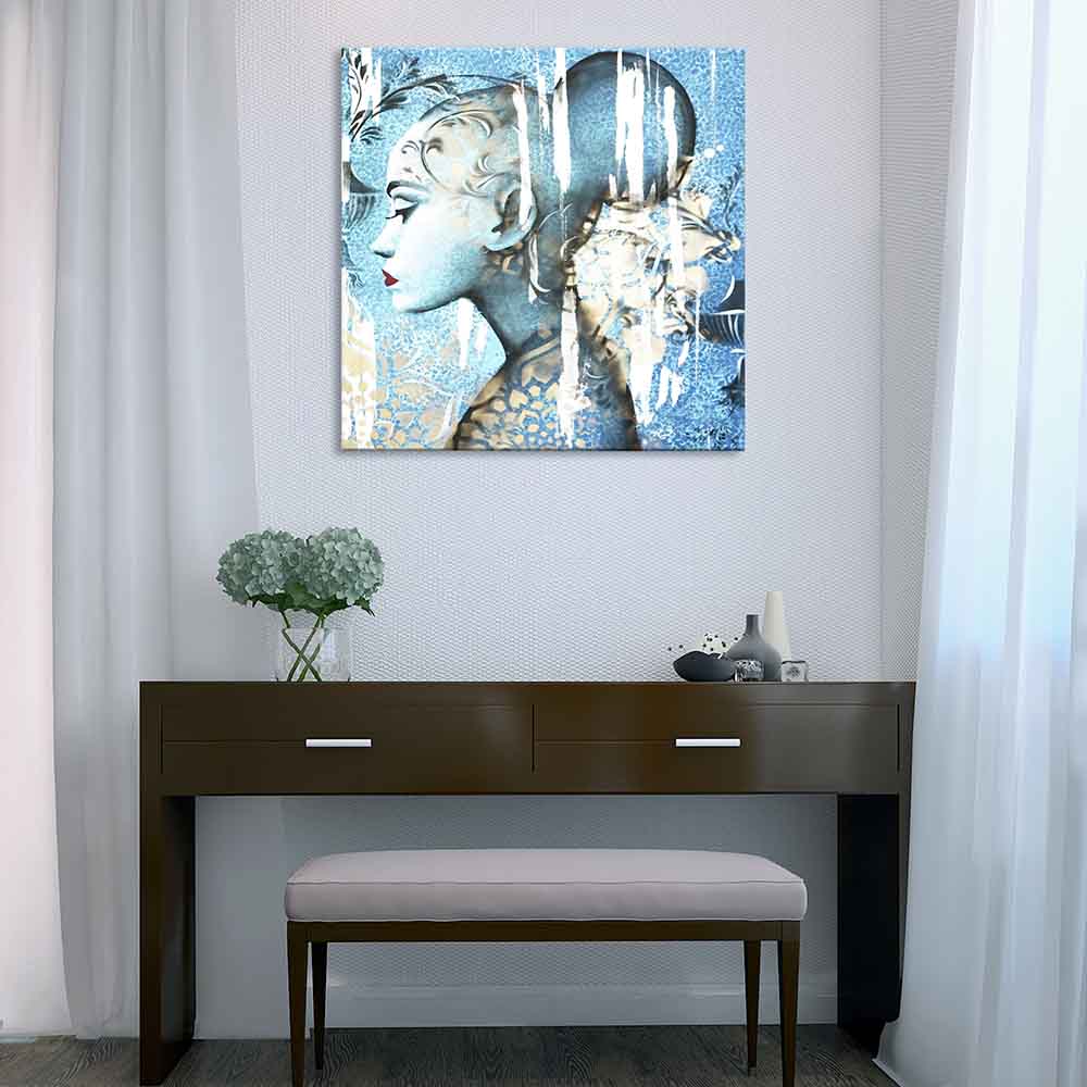 Quadro su tela appeso su parete bianca, profilo sinistro femminile blu con dettagli oro, su sfondo damascato azzurro.