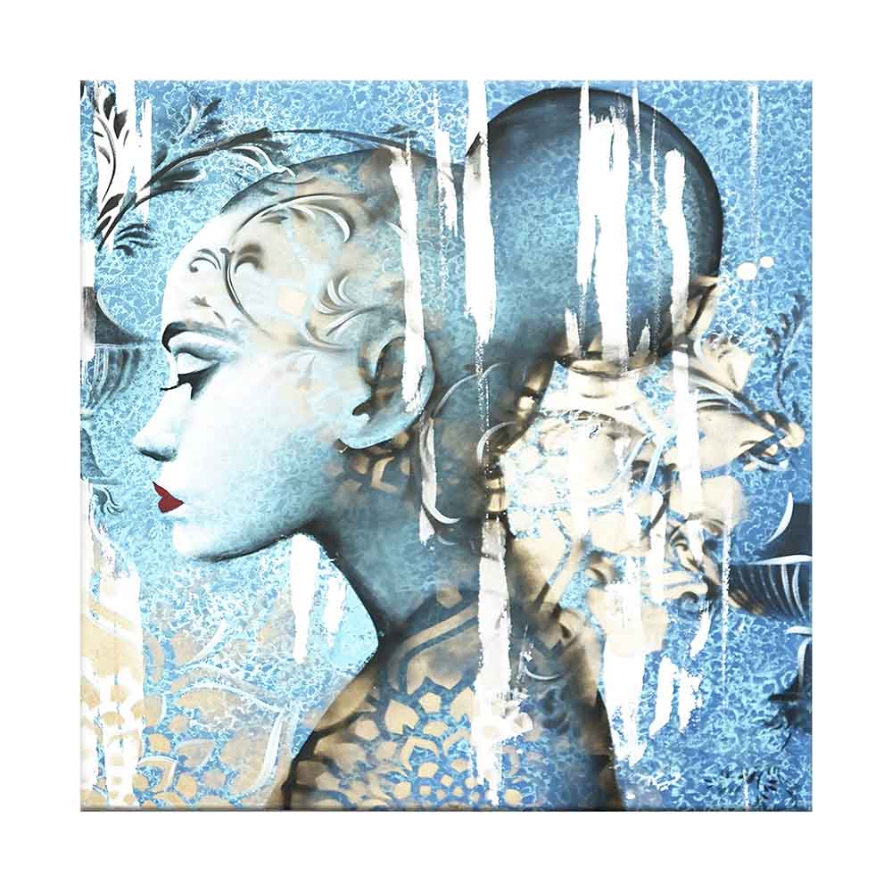 Quadro su tela con donna blu di profilo sinistro, sfondo damascato azzurro, fiori beige e labbra rosse a contrasto.