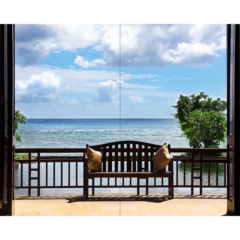 Quadro su tela grande con finestra affacciata sul mare calmo, con tonalità rilassanti e dettagli realistici.