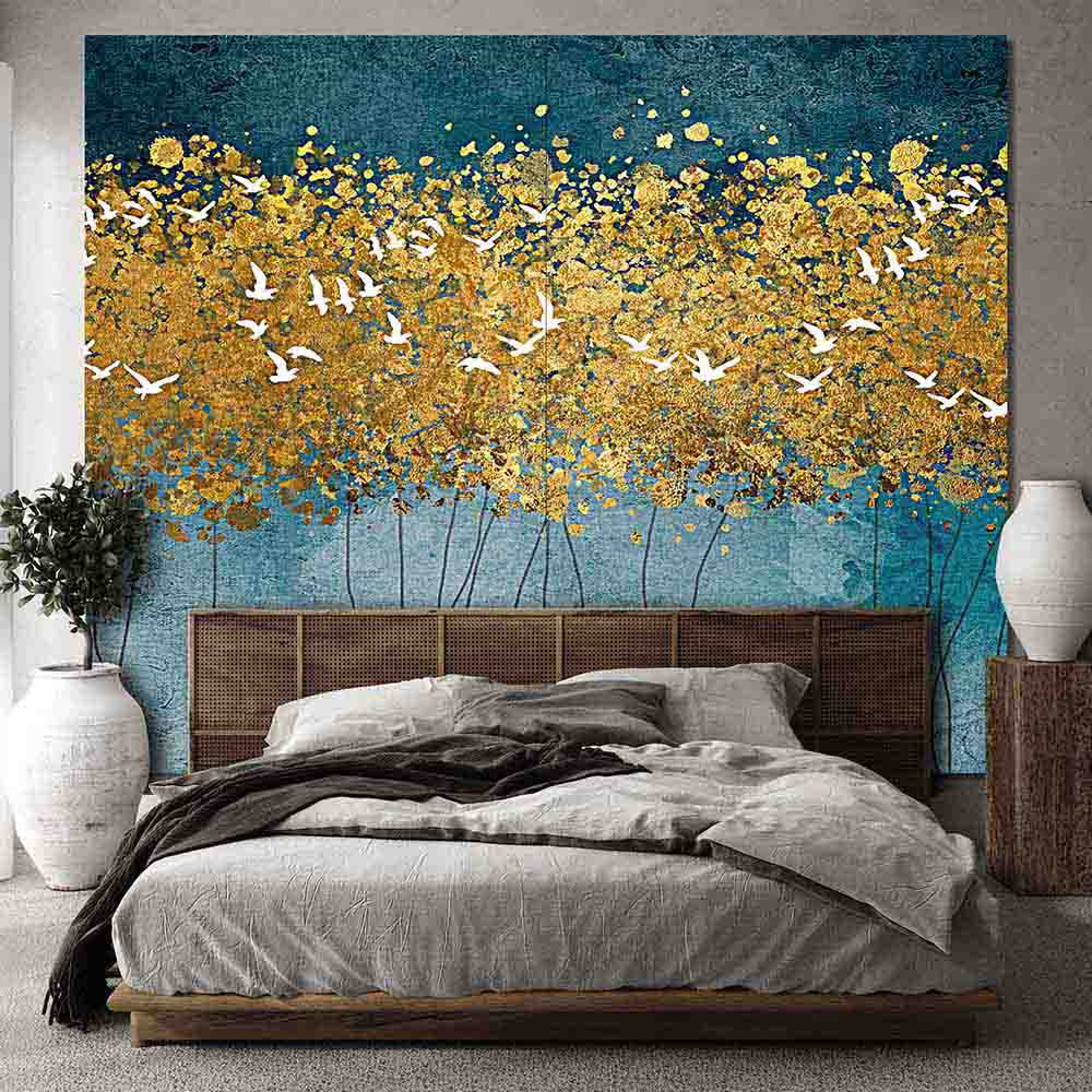 Quadro su tela grande con alberi dalle chiome dorate e stormo di uccelli bianchi su sfondo blu, ideale per camere eleganti e rilassanti.