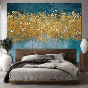 Quadro su tela grande con alberi dalle chiome dorate e stormo di uccelli bianchi su sfondo blu, ideale per camere eleganti e rilassanti.