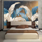 Quadro su tela grande con foglie tropicali bianche e blu su sfondo sfumato oro e nero, ideale per camere eleganti dal look esotico.