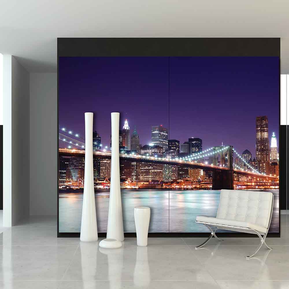 Quadro su tela grande con skyline notturno di New York e ponte illuminato, perfetto per soggiorni moderni e ambientazioni metropolitane.