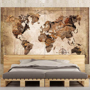 Quadro su tela grande con mappa del mondo in texture legnosa e rocciosa, effetto vintage con bussola decorativa su sfondo beige.