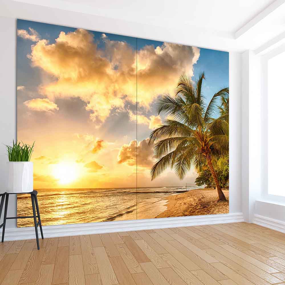 Quadro su tela grande con un tramonto mozzafiato sulla spiaggia, collocato in un soggiorno dal mood rilassante.