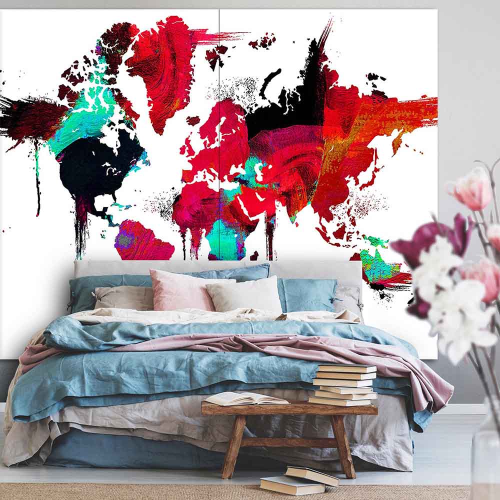 Quadro su tela grande raffigurante mappa del mondo astratta a pennellate vivaci su fondo bianco, appeso in camera da letto.