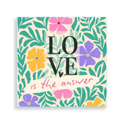Quadro su vetro quadrato con scritta 'Love is the answer' e decorazioni romantiche, caratterizzato da un design delicato ed elegante.