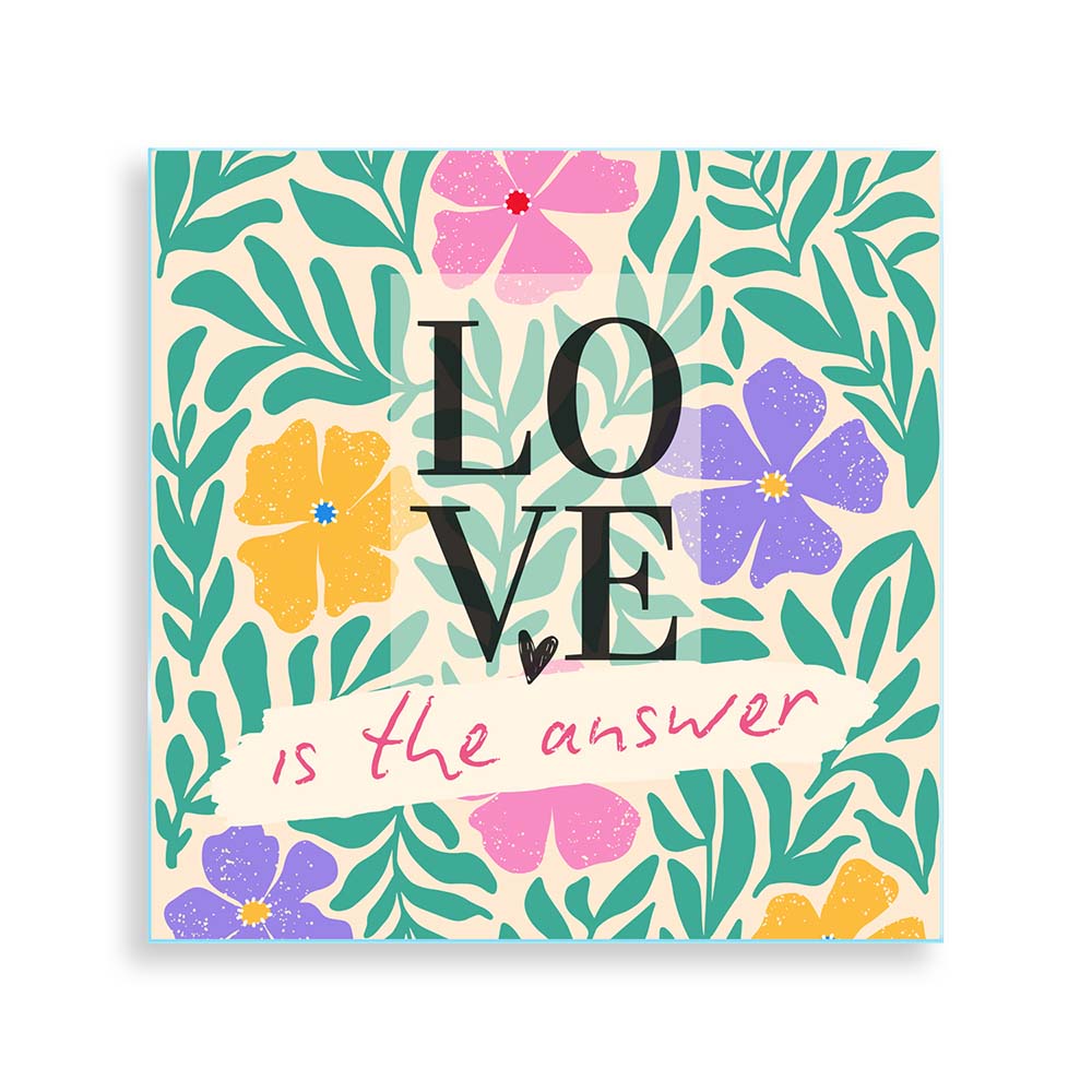 Quadro su vetro quadrato con scritta 'Love is the answer' e decorazioni romantiche, caratterizzato da un design delicato ed elegante.