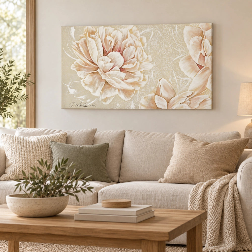Quadro Peonie rosa dipinto a mano, ambientato in un soggiorno moderno e luminoso dai toni beige, crema e rosa cipria.