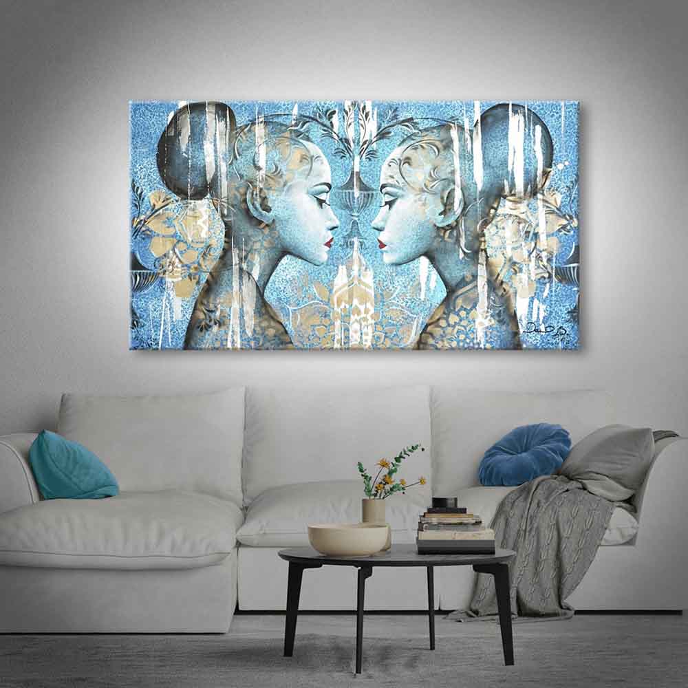 Quadro dipinto a mano con eleganti donne messe a profilo, appeso in un ambiente moderno che ne valorizza il design.