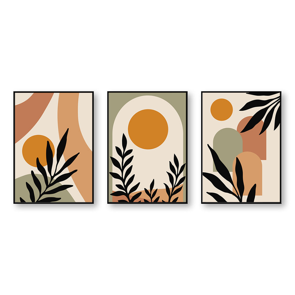 Set di 3 quadri affiancati orizzontalmente: sole ocra, archi beige/terracotta e fogliame nero su sfondo chiaro.