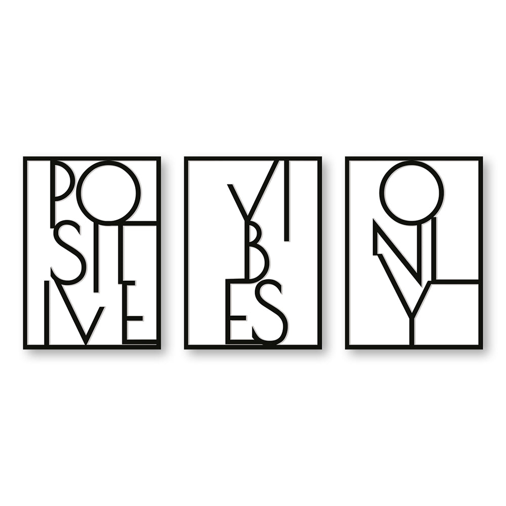 Set di 3 quadri affiancati: scritte nere geometriche “POSITIVE”, “VIBES” e “ONLY” su sfondo bianco con cornice nera.