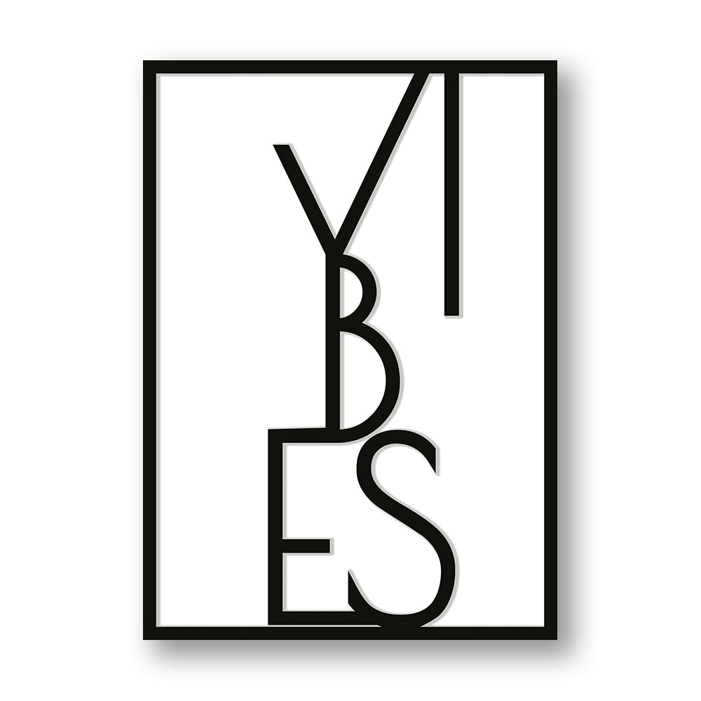 Quadro su pannello verticale con cornice nera: scritta nera “VIBES” con lettere alte e intrecciate, composizione minimal su bianco.