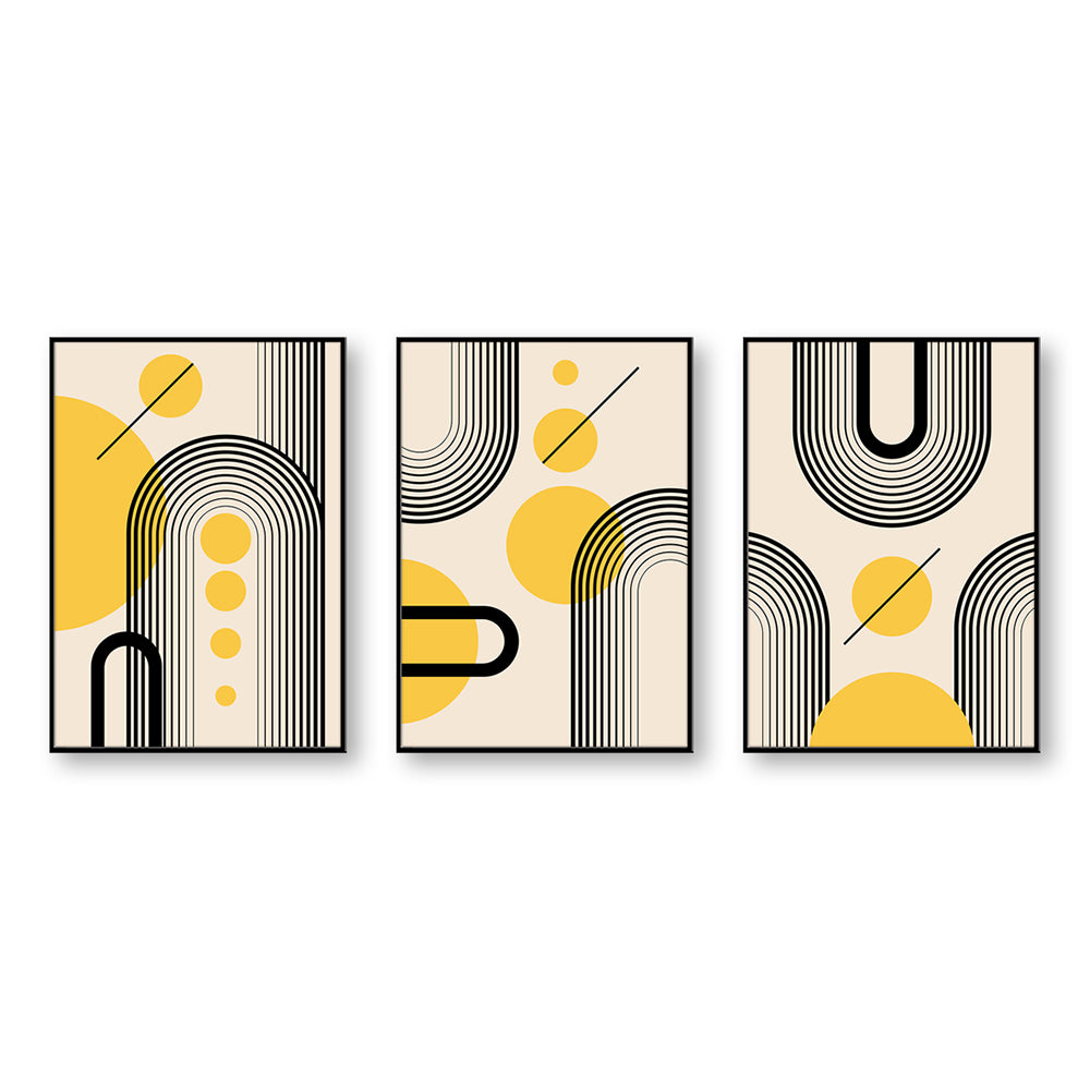 Set di 3 quadri affiancati orizzontalmente: archi concentrici neri, cerchi gialli e linee oblique su fondo beige.