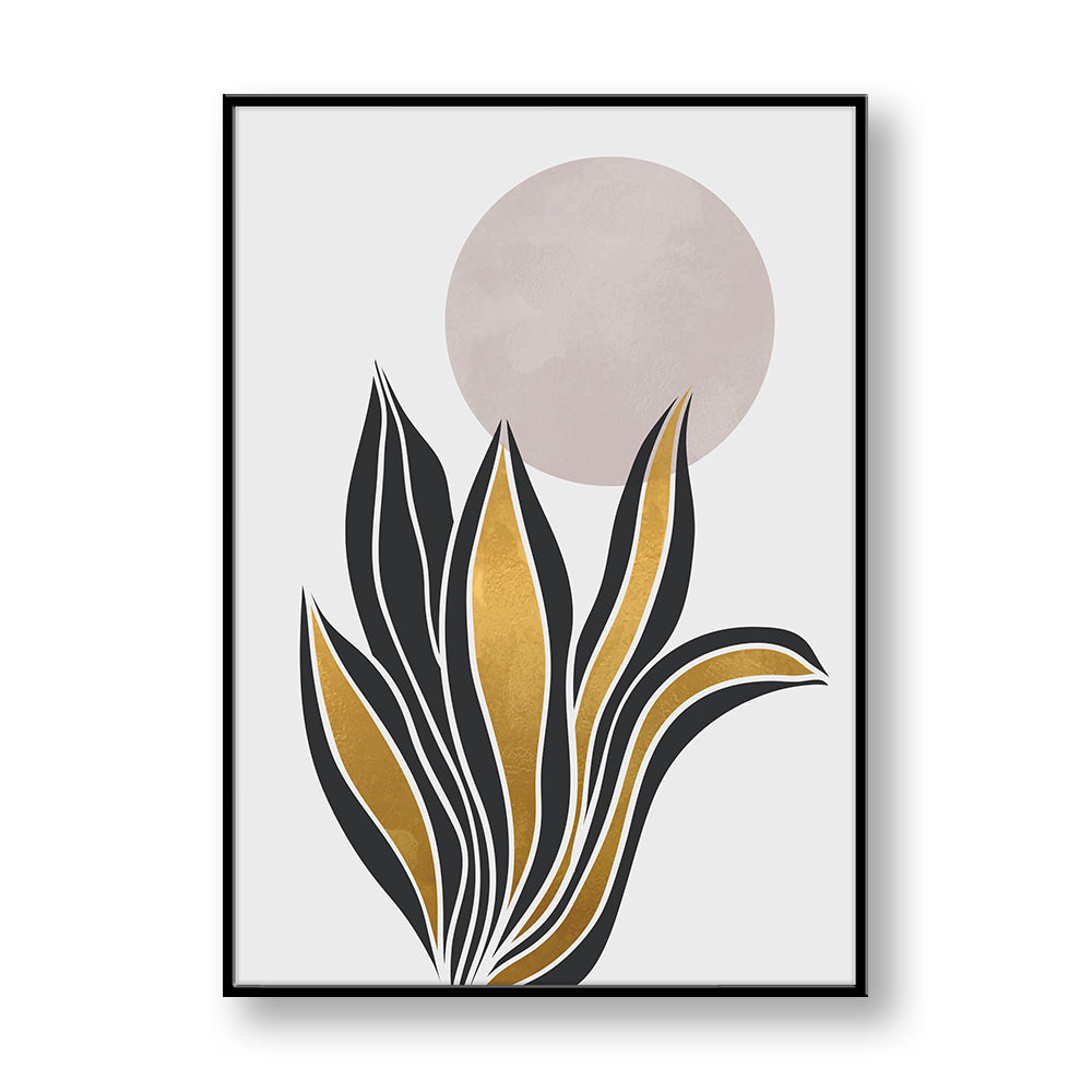 Quadro su pannello verticale con cornice nera: foglie tipo sansevieria nere con inserti oro e grande cerchio beige rosato in alto.
