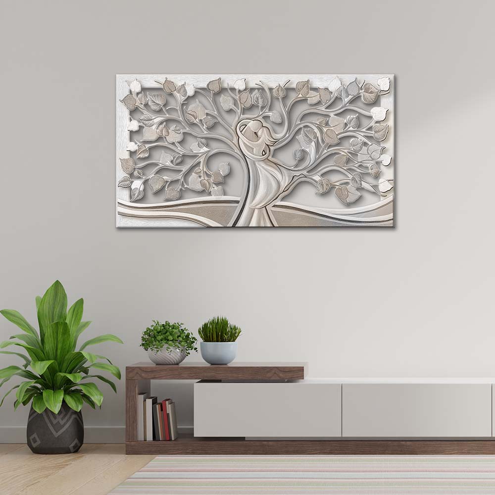 Quadro in legno intagliato appeso in salotto, vista frontale: pannello 3D albero con tronco abbraccio e foglie neutre su parete grigia