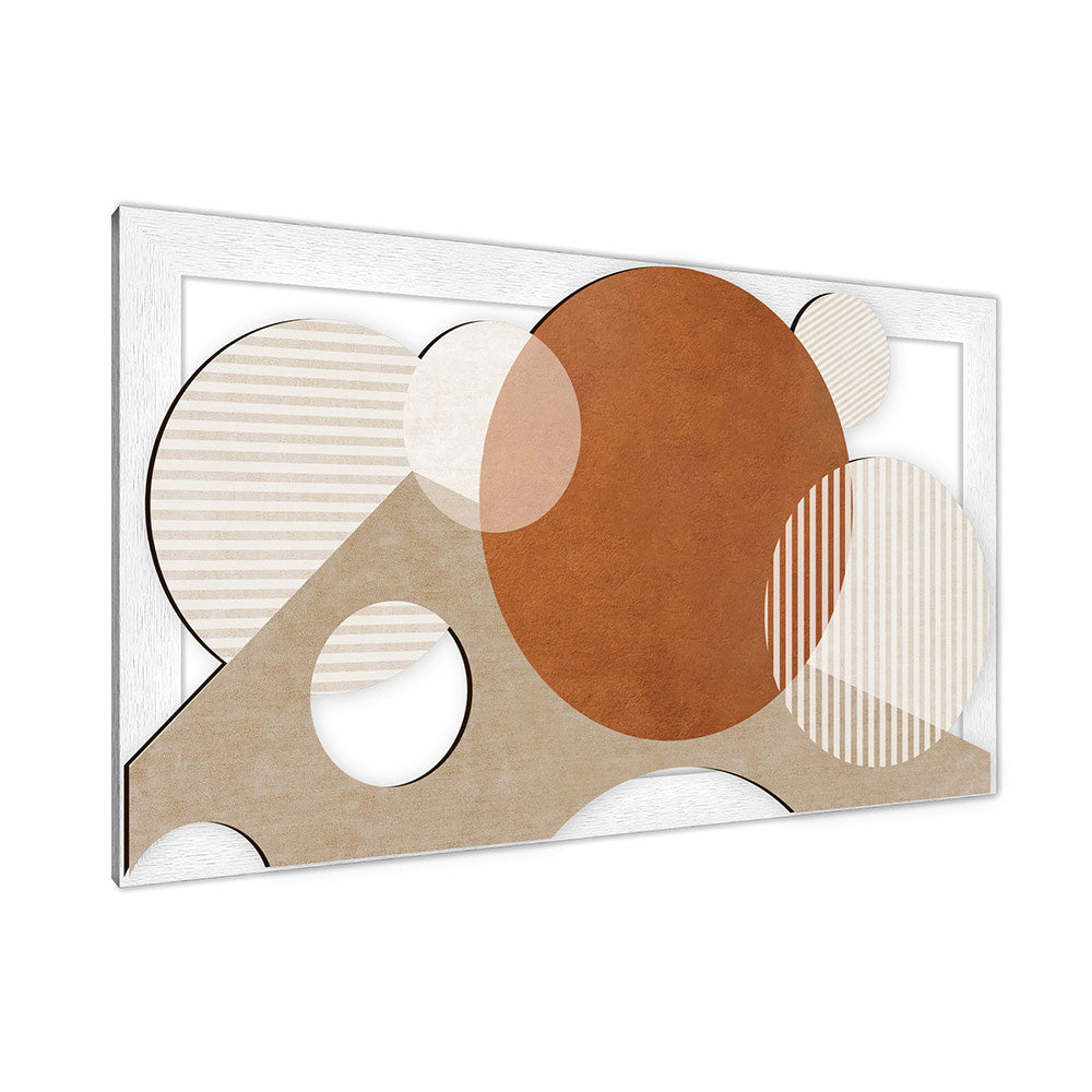 Quadro in legno intagliato vista laterale: pannello a rilievo con cerchio terracotta, cerchi sovrapposti beige, pattern a righe e cornice bianca