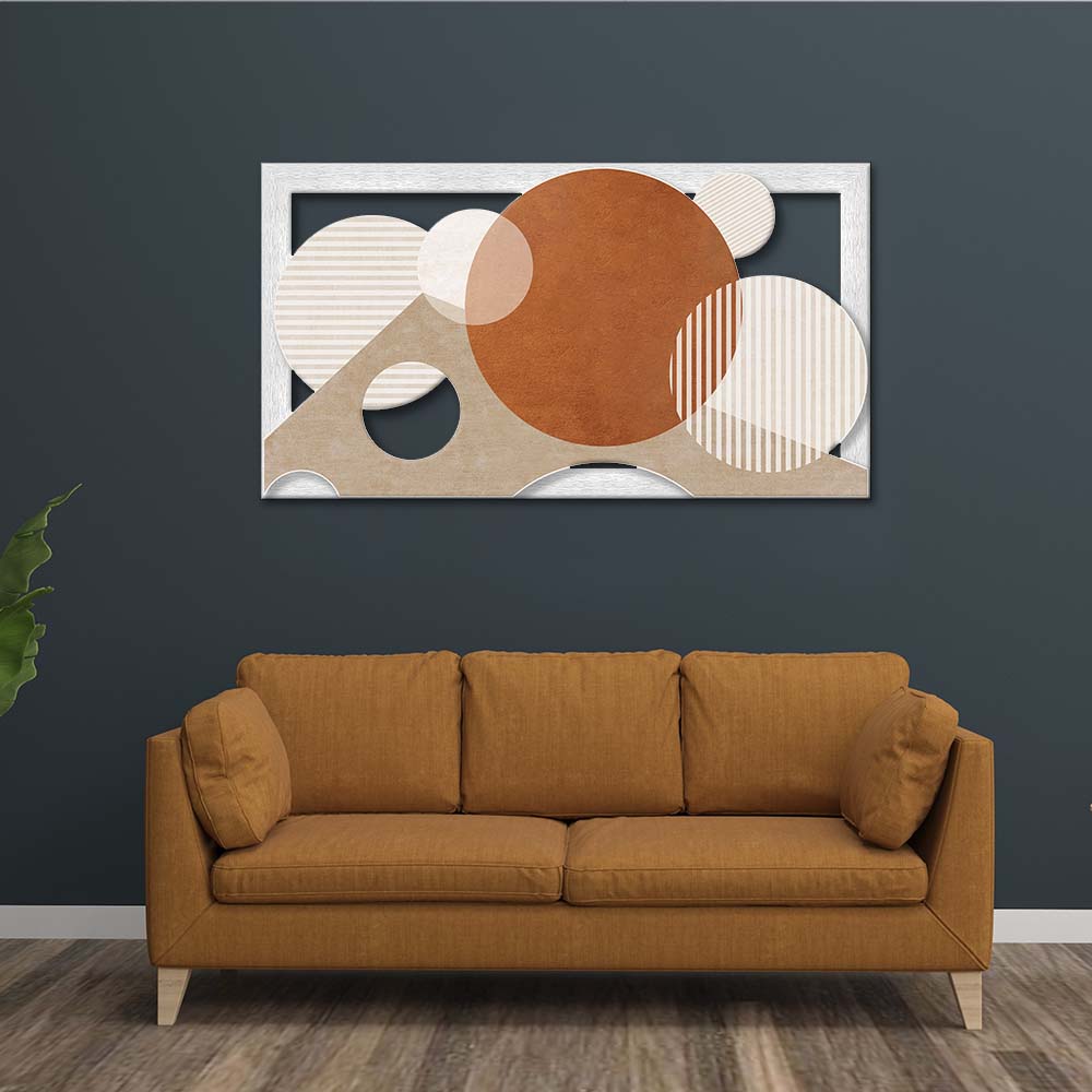 Quadro in legno intagliato appeso in salotto, vista frontale: composizione con cerchio terracotta centrale, cerchi beige sovrapposti e motivi a righe