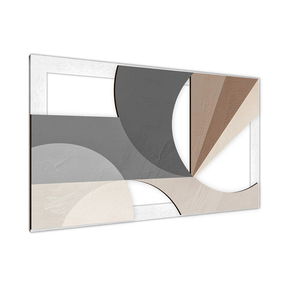 Quadro in legno intagliato vista laterale: pannello 3D con archi sovrapposti grigio e panna, spicchi tortora in alto a destra e cornice bianca