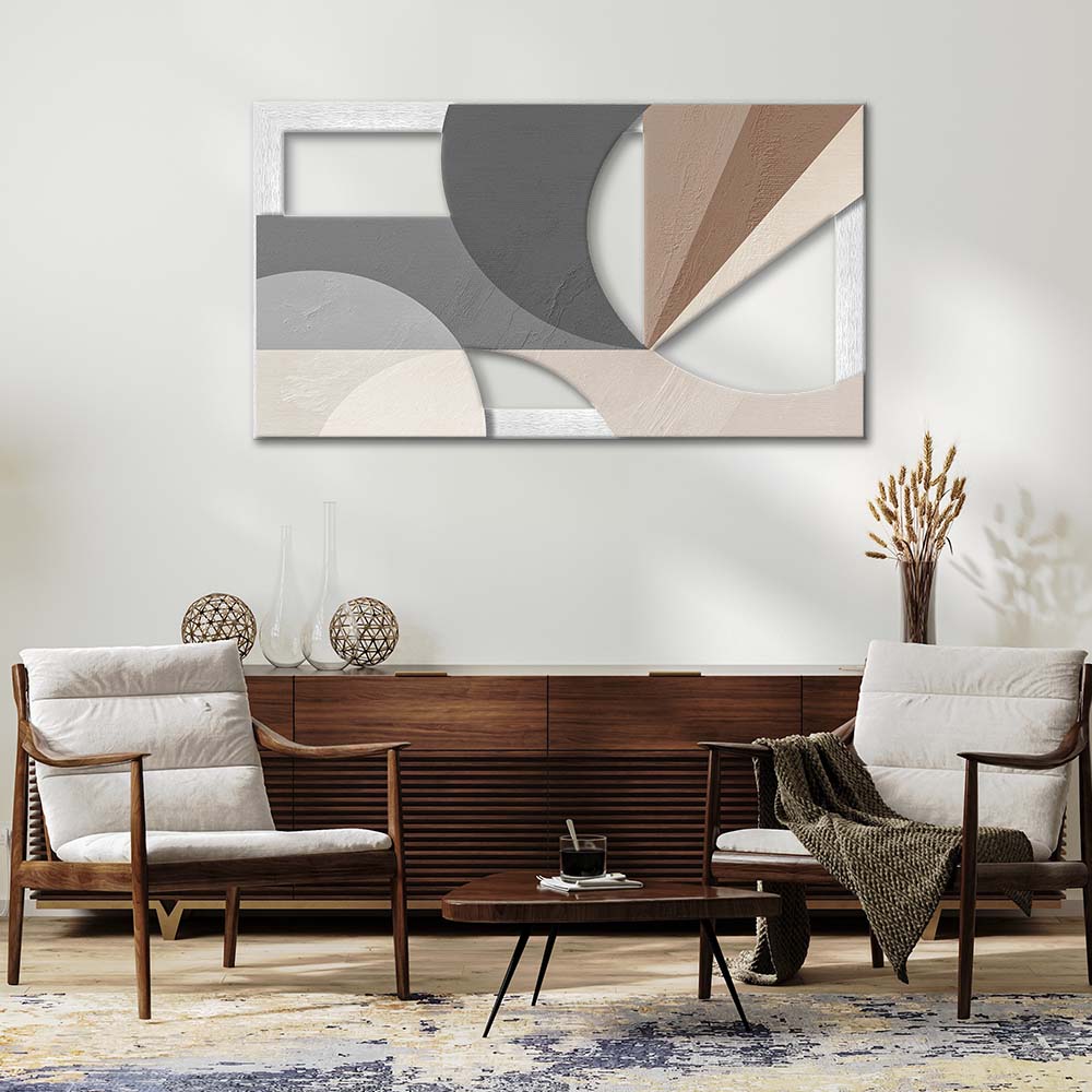 Quadro in legno intagliato appeso in salotto, vista frontale: composizione astratta con grandi archi grigi, semicerchi beige e spicchi tortora