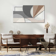 Quadro in legno intagliato appeso in salotto, vista frontale: composizione astratta con grandi archi grigi, semicerchi beige e spicchi tortora