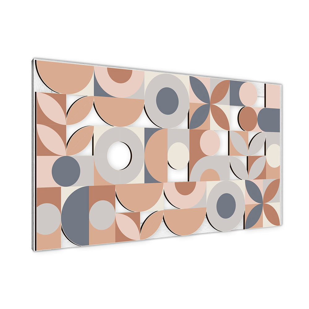 Quadro in legno intagliato vista laterale: pannello a rilievo con pattern a mosaico di forme tonde e petali, colori rosa cipria, terracotta e grigio