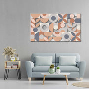 Quadro in legno intagliato appeso in salotto, vista frontale: mosaico geometrico 3D con cerchi e petali rosa cipria, terracotta, grigio e avorio