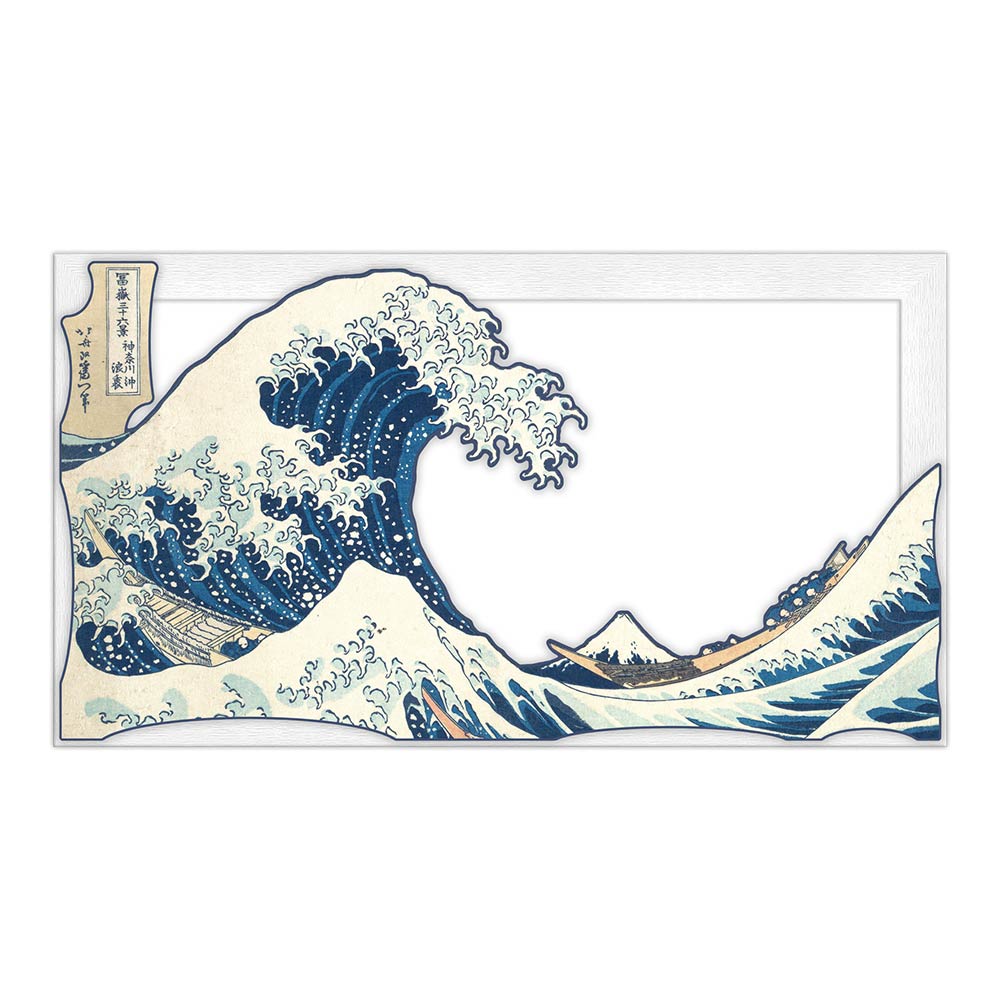 Quadro in legno intagliato frontale: La grande onda con schiuma bianca e barca, mare blu e Monte Fuji sullo sfondo, cornice bianca