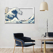 Quadro in legno intagliato appeso in salotto, vista frontale: grande onda blu con schiuma bianca e barca, Monte Fuji sullo sfondo