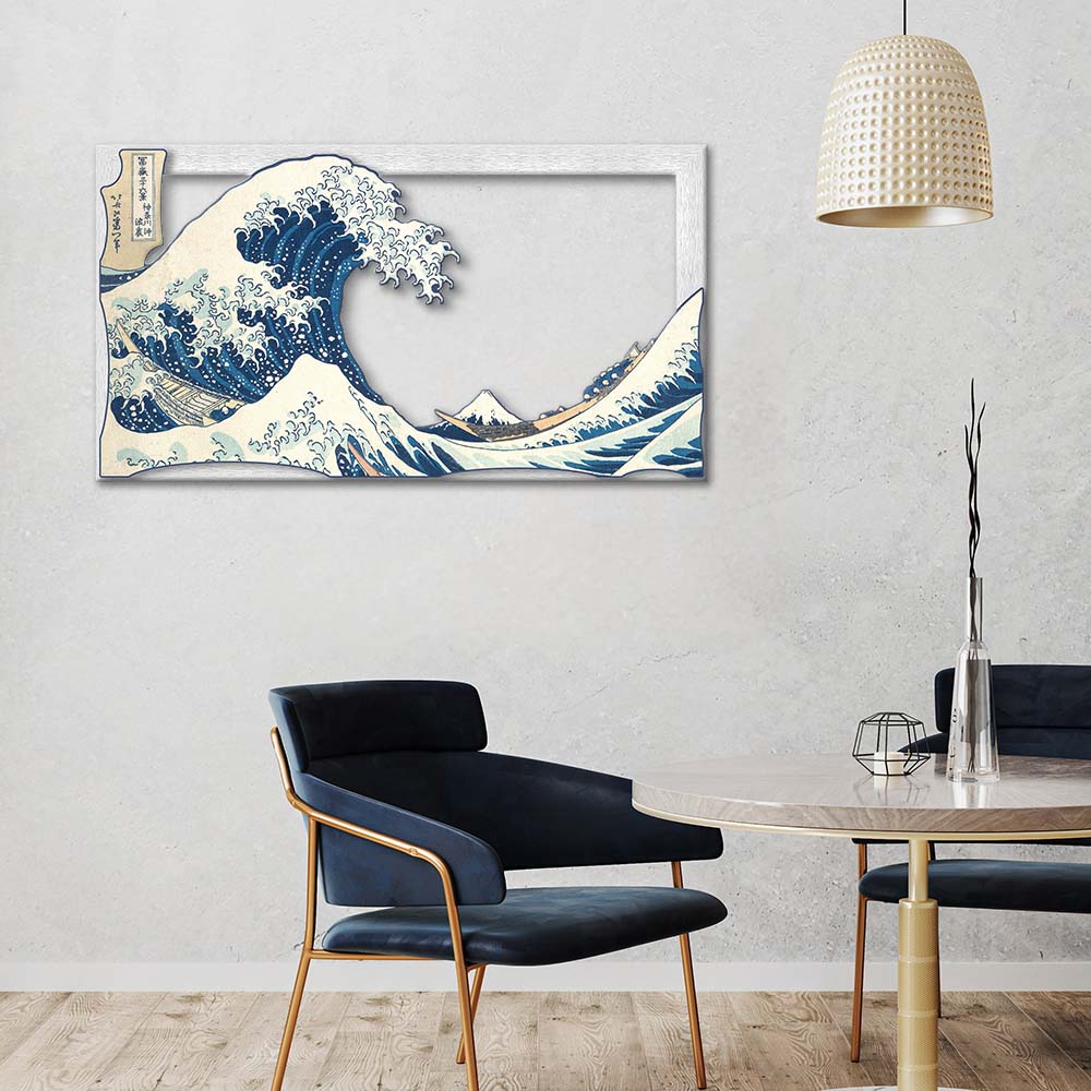 Quadro in legno intagliato appeso in salotto, vista frontale: grande onda blu con schiuma bianca e barca, Monte Fuji sullo sfondo