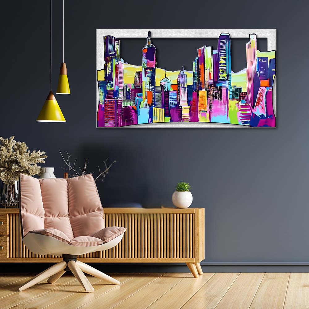 Quadro in legno intagliato appeso in salotto, vista frontale: skyline di grattacieli multicolore con pennellate pop e contorni neri