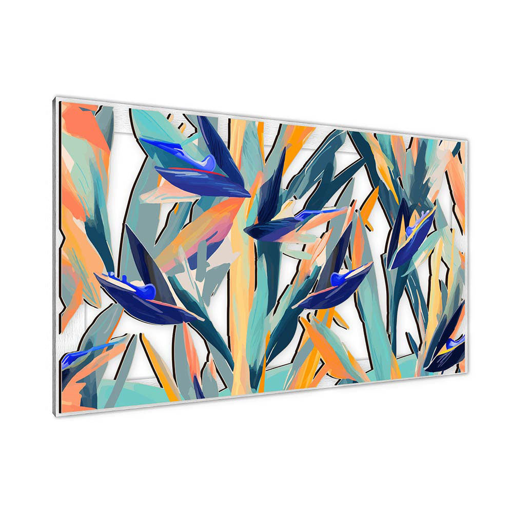 Quadro in legno intagliato vista laterale: pannello 3D con strelitzia blu, foglie verde acqua e tocchi arancio, cornice bianca