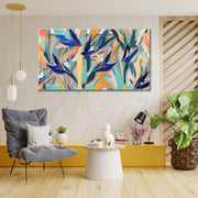 Quadro in legno intagliato appeso in salotto, vista frontale: strelitzia blu e arancio con fogliame verde acqua