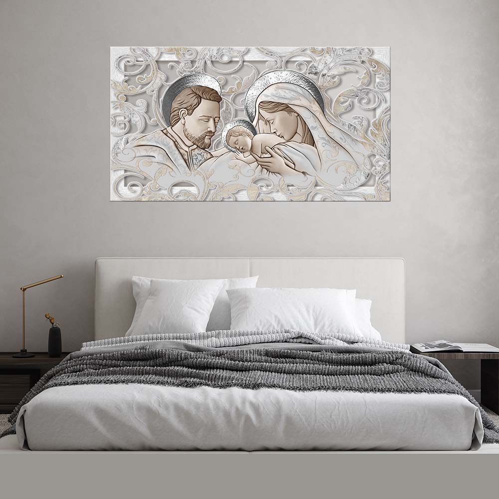 Quadro in legno intagliato appeso in camera, vista frontale: Sacra Famiglia con aureole argentate e decori a spirali grigio oro su fondo chiaro