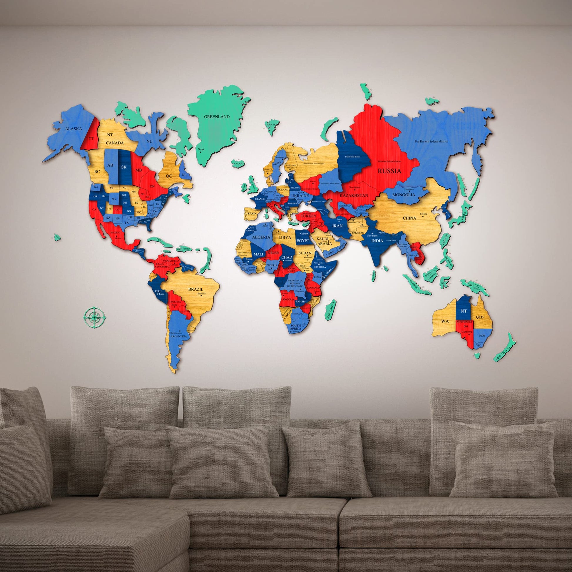 Planisfero in legno a rilievo colorato che raffigura i continenti e i loro paesi. Applicato al muro senza pannello posteriore su un divano di un soggiorno moderno