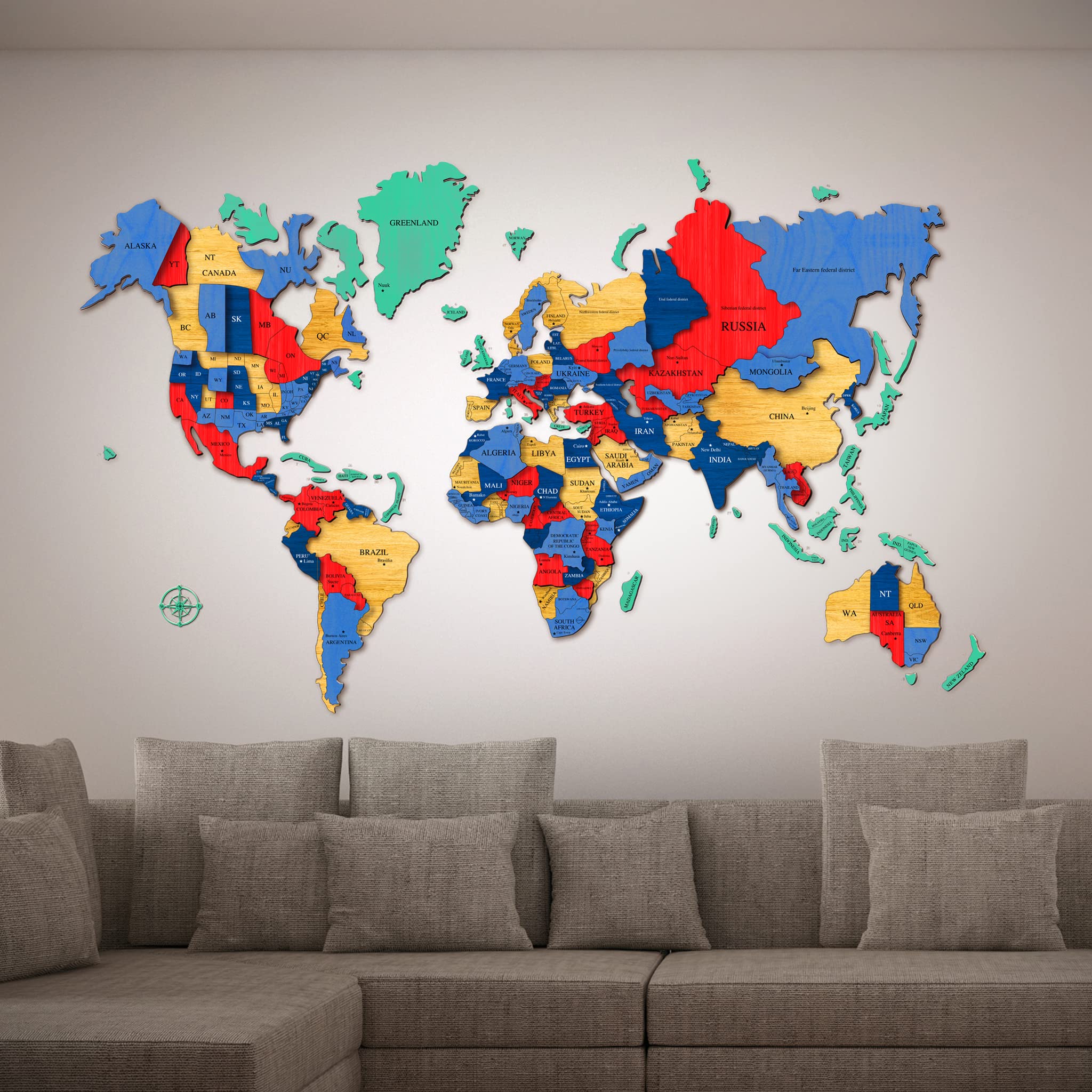Planisfero in legno a rilievo colorato che raffigura i continenti e i loro paesi. Applicato al muro senza pannello posteriore su un divano di un soggiorno moderno