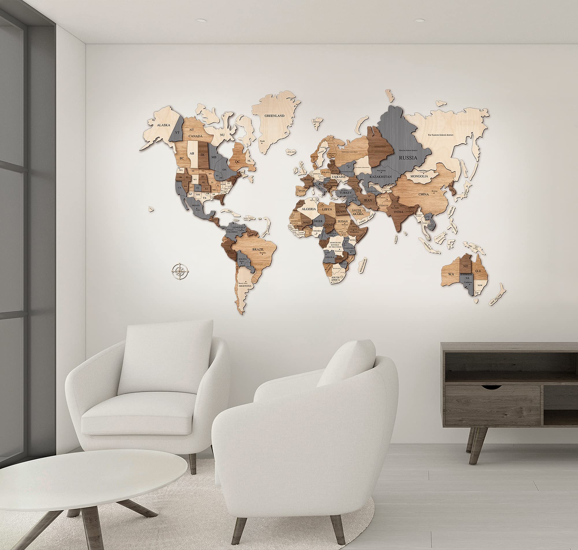 Planisfero in legno a rilievo composto da pezzi singoli di diverse misure che raffigurano i continenti e i loro paesi. Applicato al muro di un soggiorno senza pannello posteriore.