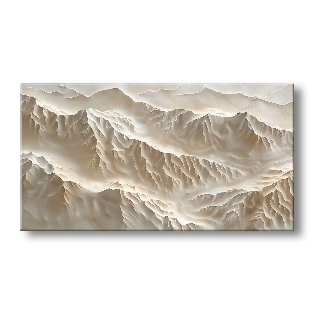 Vista frontale di quadro materico in tonalità avorio e sabbia con rilievi a strati tipo catena montuosa, texture 3D e ombre morbide.