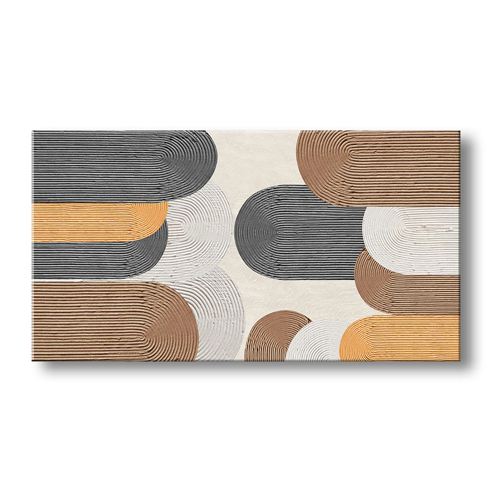 Vista frontale quadro materico con archi a rilievo e righe concentriche, toni antracite, terracotta, bianco e arancio su fondo beige.