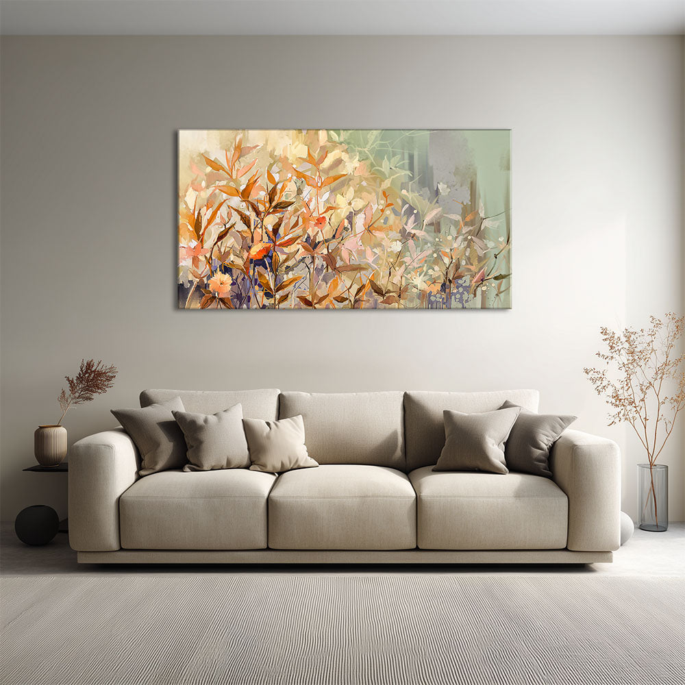 Quadro materico floreale con foglie arancio e fiori crema su sfondo verde salvia, appeso centrato sopra divano beige in soggiorno moderno.