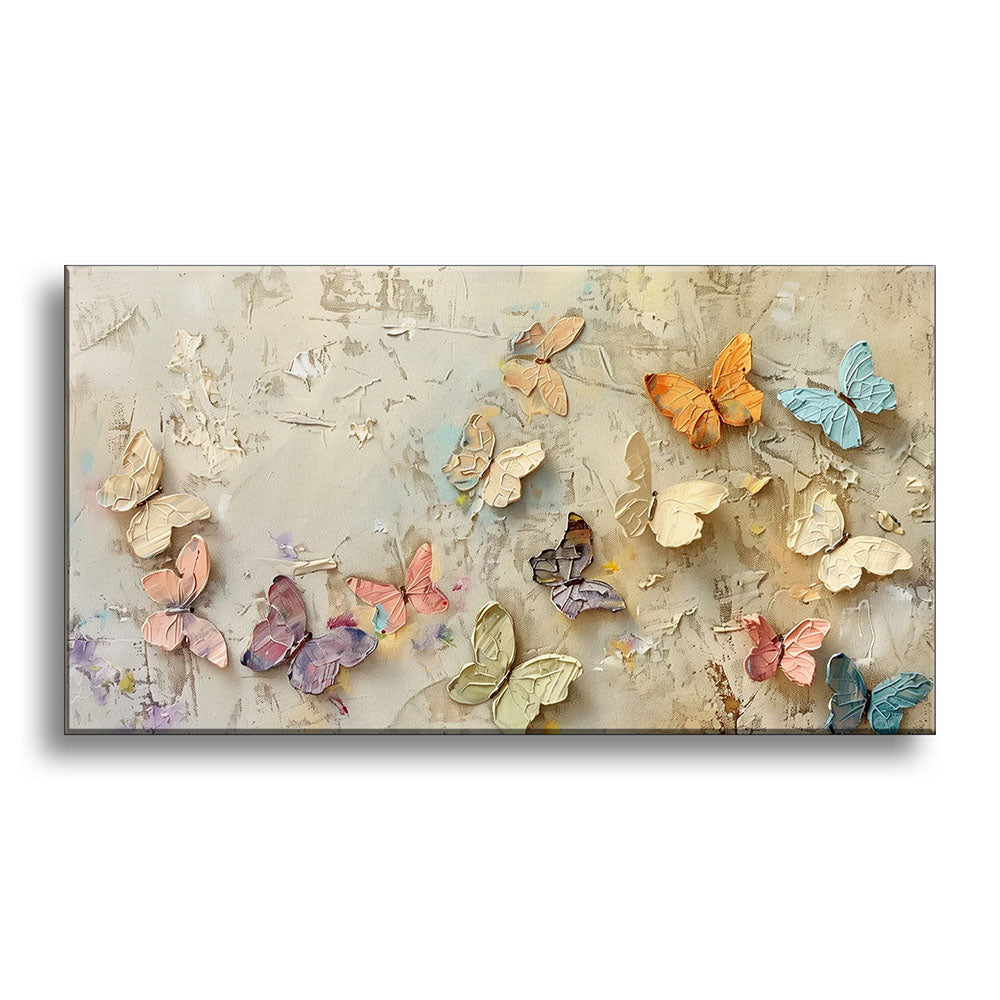 Vista frontale quadro materico con farfalle in rilievo multicolore su fondo grigio-beige spatolato, con macchie pastello e texture ruvida.