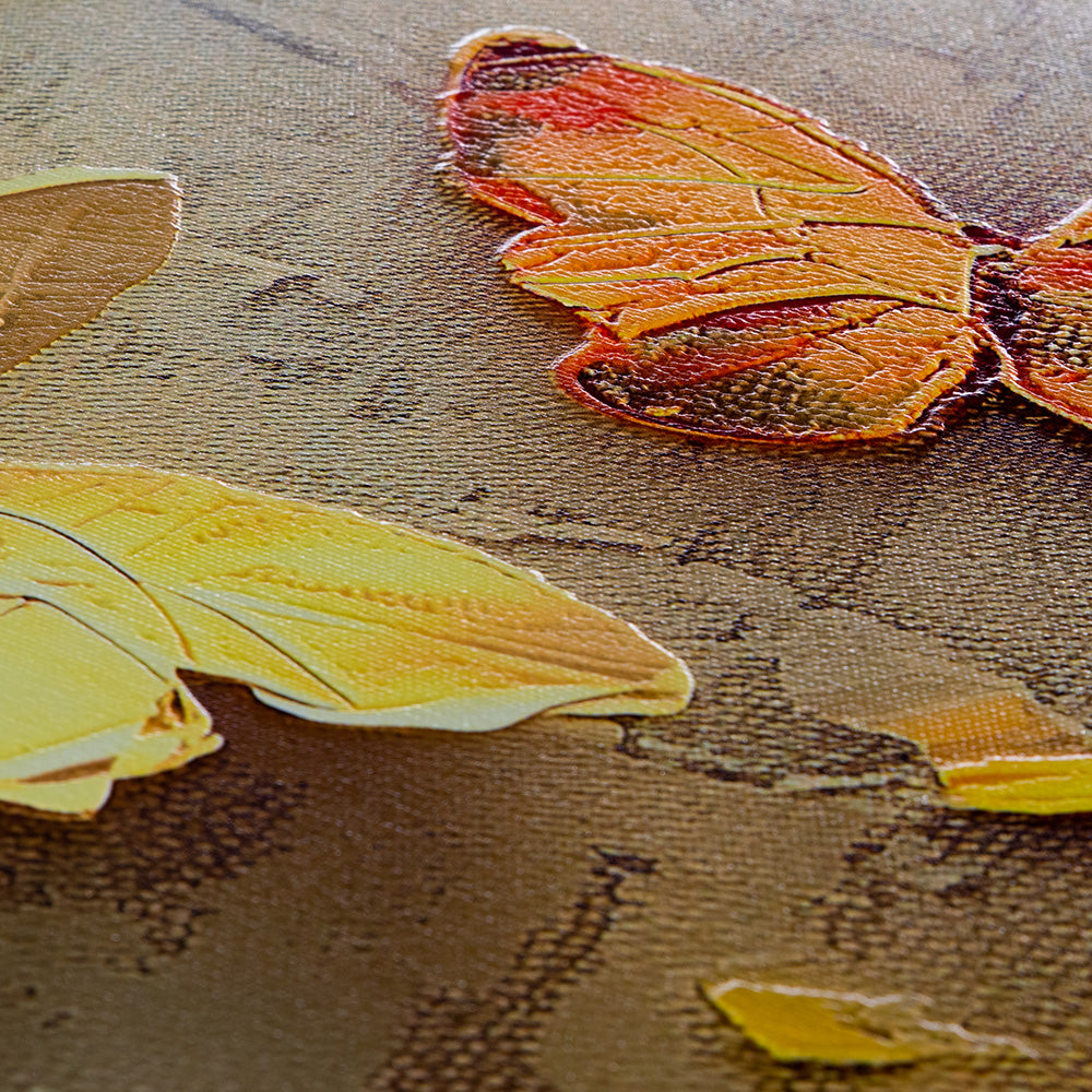 Quadro materico con farfalle in rilievo su tela, ali arancio-rosse e gialle in pasta acrilica spessa su sfondo bronzo dorato