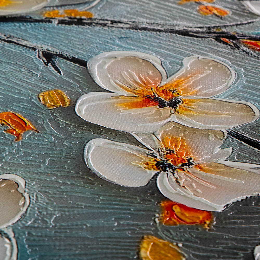 Quadro materico con fiori bianchi a cinque petali in rilievo tridimensionale su sfondo azzurro grigio, rami neri e stami arancio