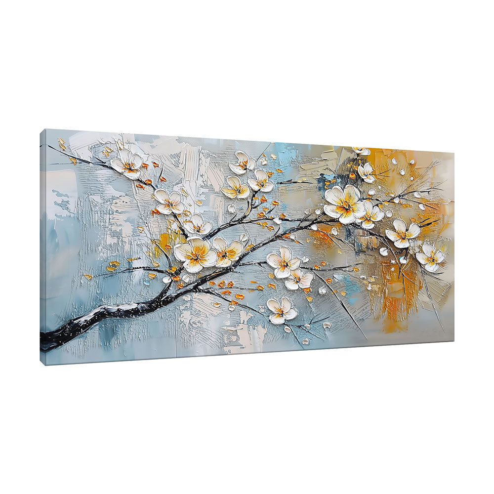 Vista laterale di quadro materico con fiori bianchi in rilievo e dettagli dorati, ramo nero in diagonale, spessore tela visibile su fondo azzurro-ocra.