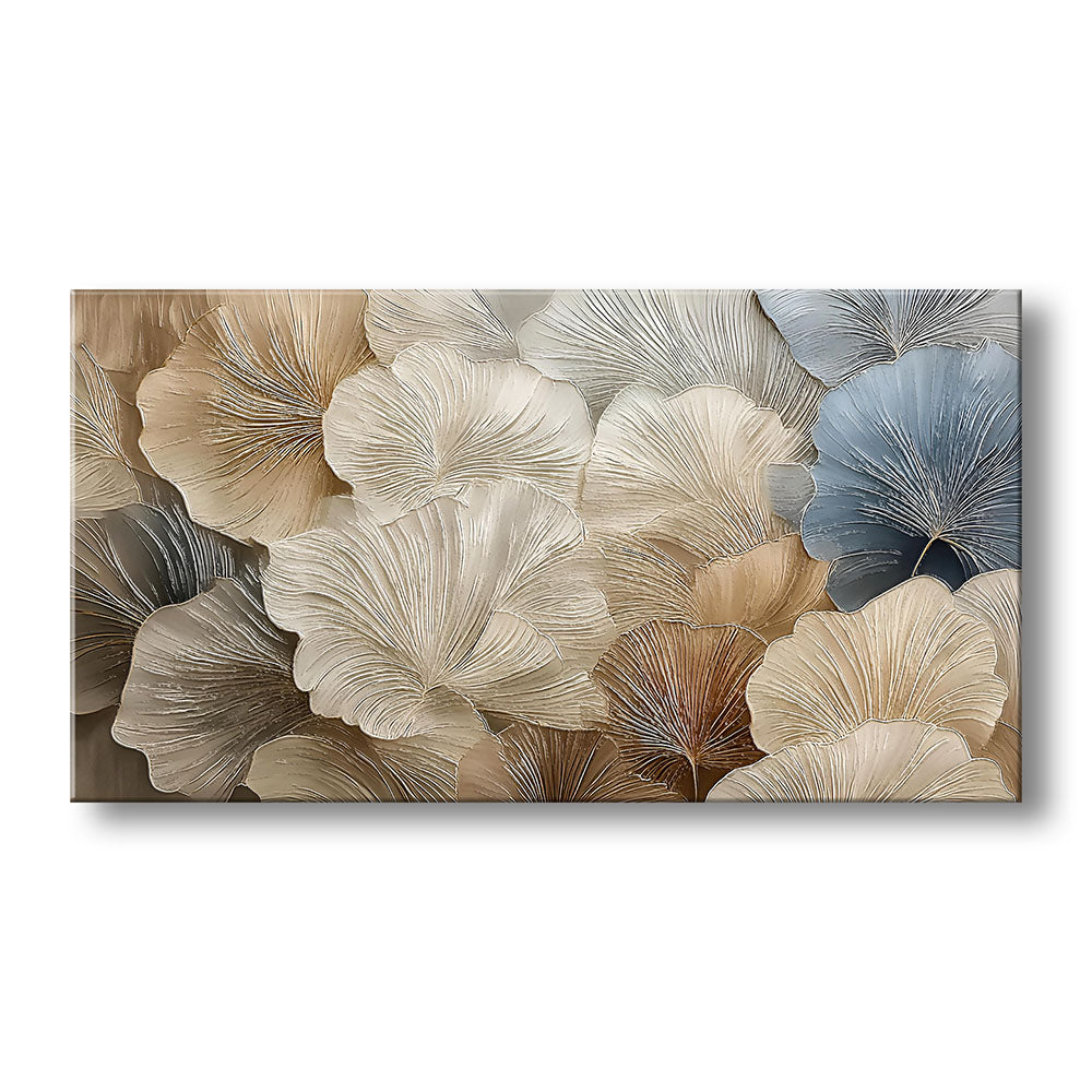 Vista frontale quadro materico con grandi petali sovrapposti a rilievo, venature incise e sfumature crema, tortora e blu polvere su fondo neutro.