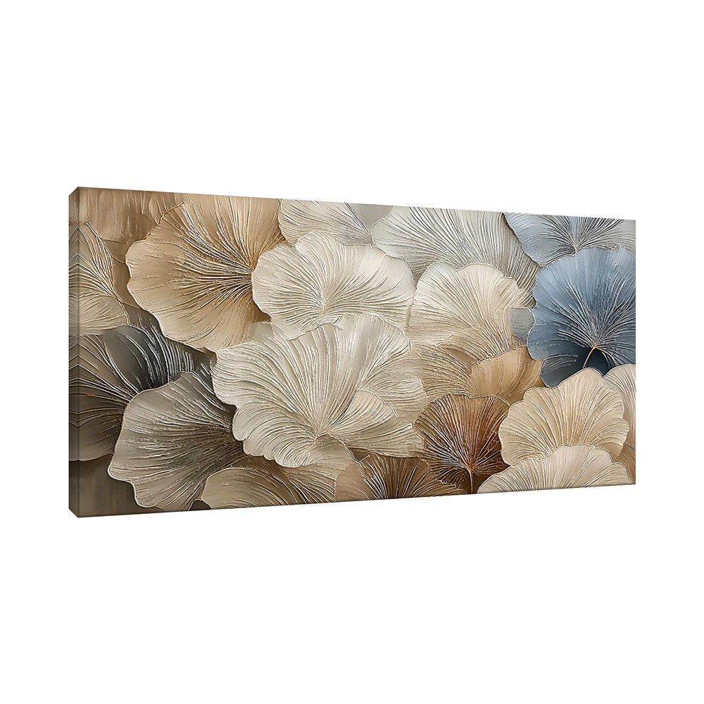 Vista laterale di quadro materico con grandi petali a ventaglio in rilievo, incisioni sottili e toni crema, sabbia e blu polvere, tela spessa.