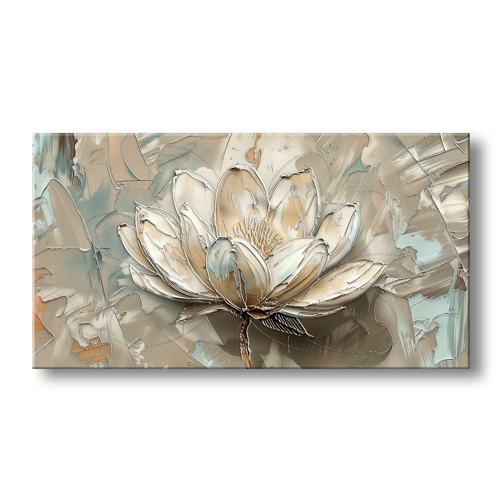 Vista frontale quadro materico con grande fiore di loto in rilievo color crema e sabbia, contorni metallici e sfondo astratto verde salvia e grigio.