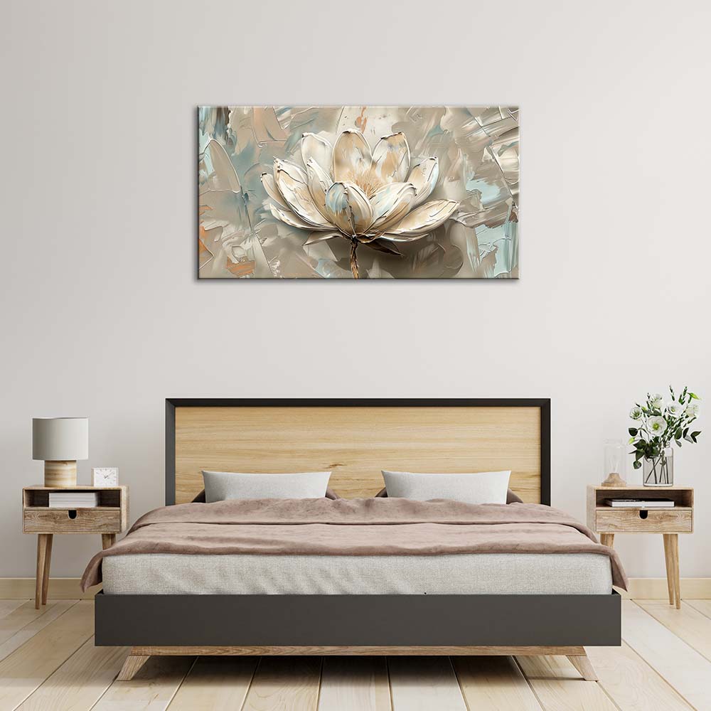 Quadro materico con fiore di loto in rilievo su sfondo astratto salvia e grigio, appeso centrato sopra letto con testiera in legno in camera minimal.